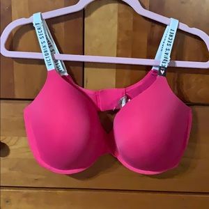T-shirt Demi Victoria secret bra